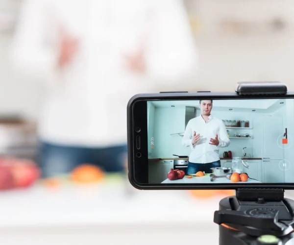 Kā veidot video saturu TikTok un YouTube ar minimāliem resursiem?